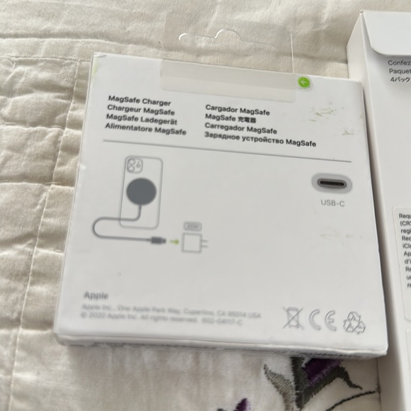 Apple AirTags MagSafe Charger Bundle - Picture 3 of 9